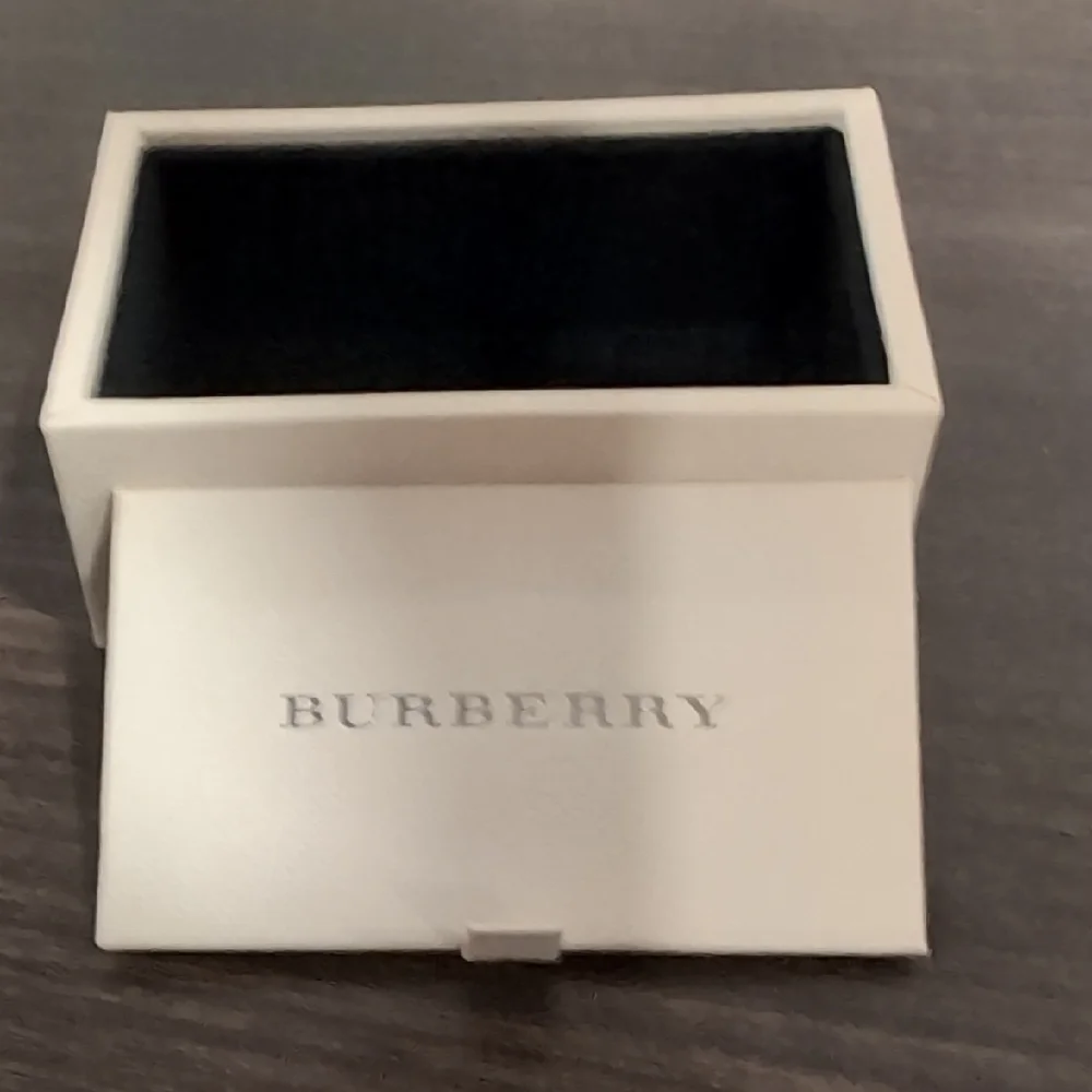 Burberry Silver Money Clip with Geometric Design - Picture 4 of 6